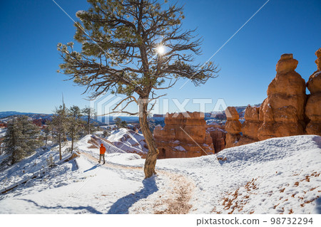 Hike in winter Bryce 98732294