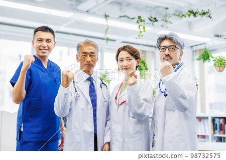 Medical image doctor female doctor 98732575