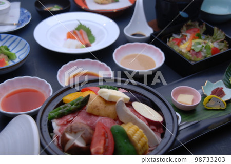 An image of a kaiseki meal featuring seasonal vegetables in a tagine pot 98733203