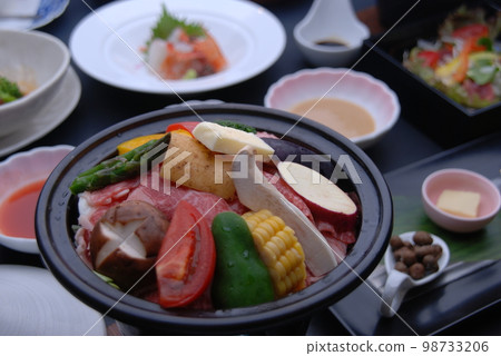 An image of a kaiseki meal featuring seasonal vegetables in a tagine pot 98733206