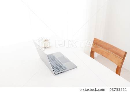白色桌子上的筆記本電腦和咖啡杯（鍵盤焦點） 98733331