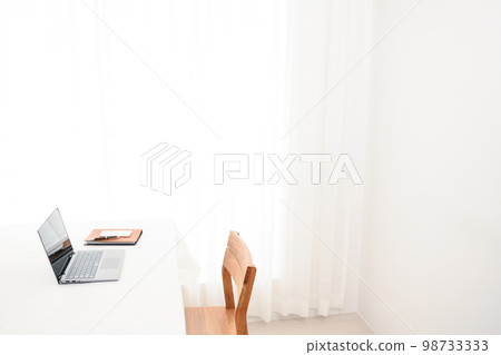 白色桌子上的筆記本電腦和咖啡杯（鍵盤焦點） 98733333