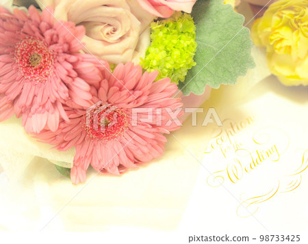 婚禮請柬和桌上的花束 98733425