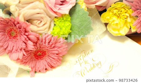 婚禮請柬和桌上的花束 98733426