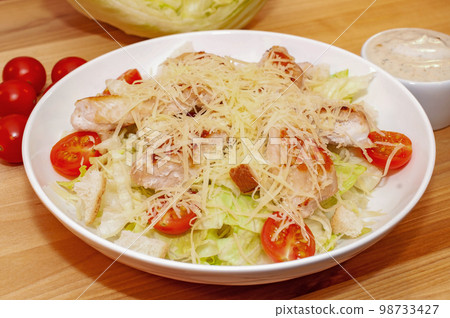 Caesar salad with chicken and crackers 98733427