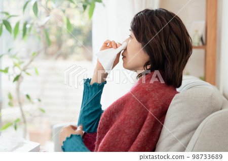 A middle-aged woman who suffers from hay fever A middle-aged woman who suffers from hay fever 98733689