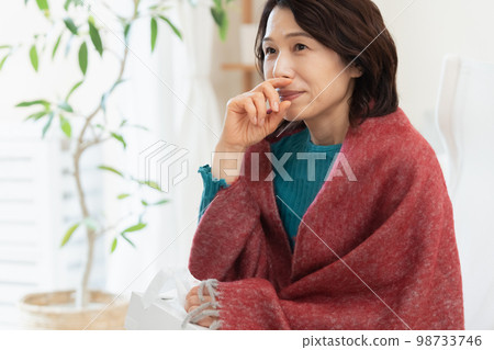 一位患有花粉症的中年婦女 98733746