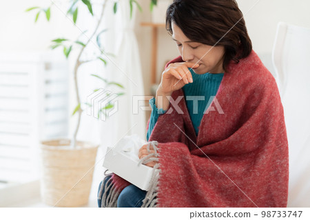 一位患有花粉症的中年婦女 98733747