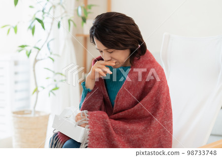 一位患有花粉症的中年婦女 98733748