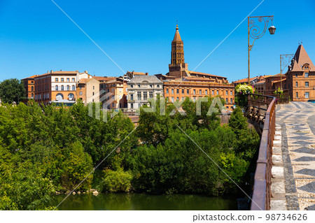 Montauban with bridge and river Tarn in Tarn-et-Garonne Montauban with bridge and river Tarn in Tarn-et-Garonne 98734626