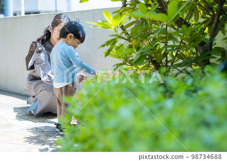 Entrance Garden Parent and child going out Entrance Garden Parent and child going out 98734688