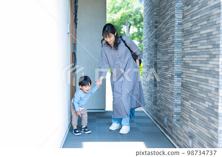Entrance Garden Parent and child going out Entrance Garden Parent and child going out 98734737