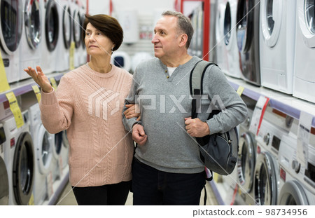 European spouses of mature age choose a washing machine 98734956