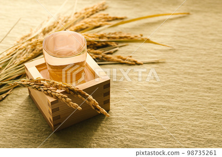 Sake served in a masu (masu) photo material 98735261