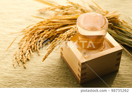 Sake served in a masu (masu) photo material 98735262