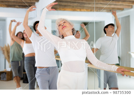 ballet, group, ballerina 98735300