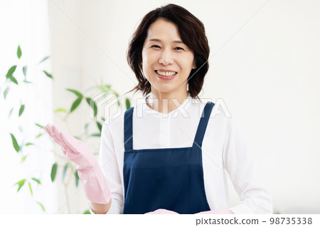 做家務的中年婦女 98735338