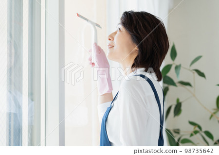 中間女人擦窗戶 98735642