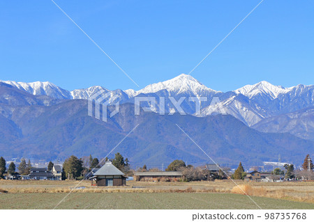 冬季安曇野鄉村和北阿爾卑斯山 冬季安曇野鄉村和北阿爾卑斯山 98735768