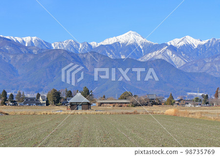 冬季安曇野鄉村和北阿爾卑斯山 冬季安曇野鄉村和北阿爾卑斯山 98735769