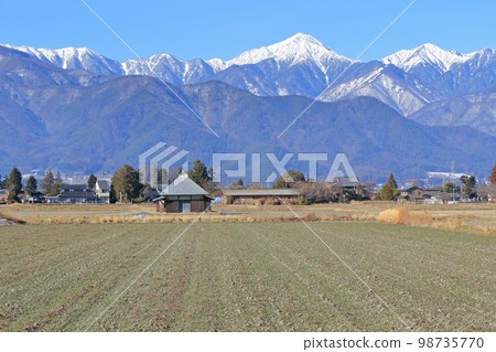 冬季安曇野鄉村和北阿爾卑斯山 冬季安曇野鄉村和北阿爾卑斯山 98735770