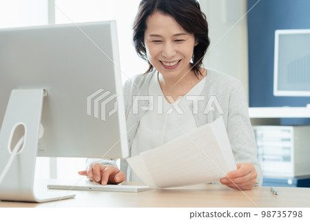 研究個人計算機的中間婦女 98735798