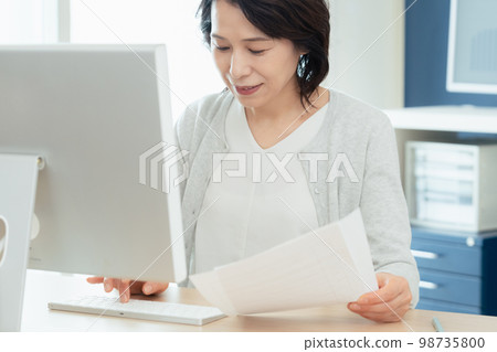 研究個人計算機的中間婦女 98735800