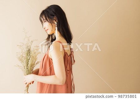 米色背美女 米色背美女 98735801