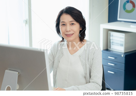 研究個人計算機的中間婦女 98735815