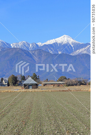 冬季安曇野鄉村和北阿爾卑斯山 冬季安曇野鄉村和北阿爾卑斯山 98735836