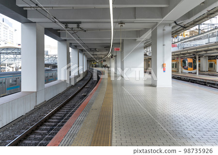 近鐵京都站空蕩蕩的站台 近鐵京都站空蕩蕩的站台 98735926