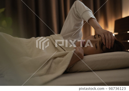一個因寒冷，寒冷，發冷而無法入睡的女人 98736123
