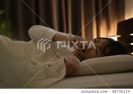 一個因寒冷，寒冷，發冷而無法入睡的女人 98736124