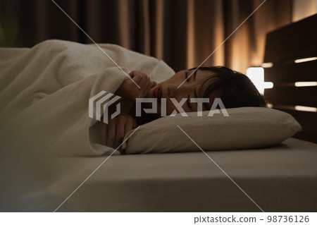 一個因寒冷，寒冷，發冷而無法入睡的女人 98736126