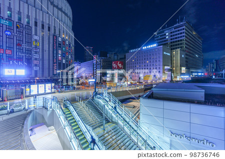 Osaka Umeda Early morning carillon square around the connecting bridge connecting JR Osaka Station and Hankyu 98736746