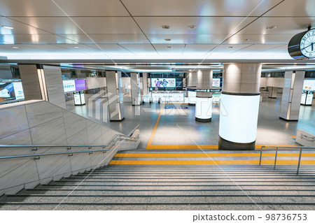 Hankyu Osaka Umeda Station, Hankyu Sanbangai early in the morning, the grand staircase leading to the central ticket gate, the concourse 98736753