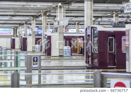 阪急電鐵大阪梅田站站台 98736757
