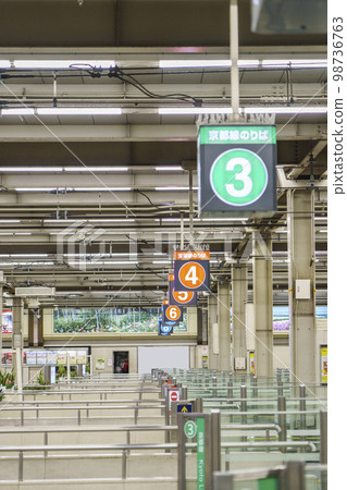 Hankyu Railway Osaka-Umeda Station Platform 98736763