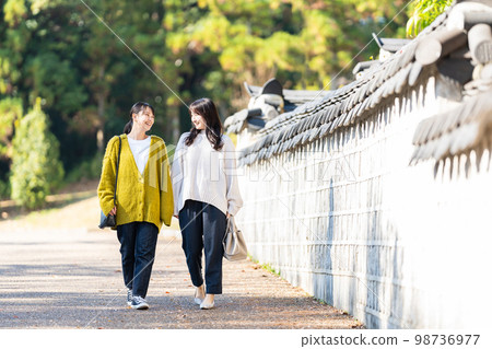 Girls' trip travel young woman Girls' trip travel young woman 98736977
