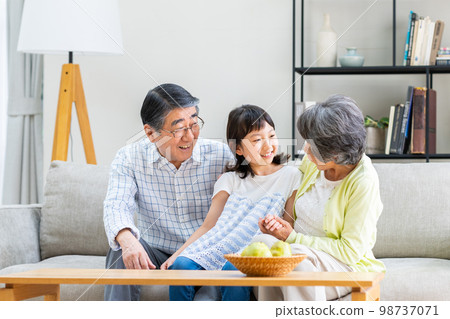 家庭住在客廳裡 98737071