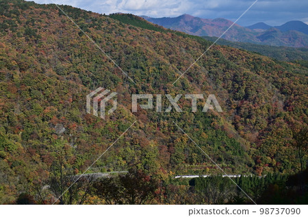 山形新幹線在紅葉中穿過板谷嶺 98737090