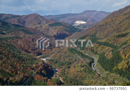山形新幹線在紅葉中穿過板谷嶺 山形新幹線在紅葉中穿過板谷嶺 98737091