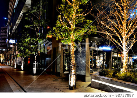 澀谷站周邊的高層寫字樓商業區 Solasta 的美麗夜景點亮 澀谷站周邊的高層寫字樓商業區 Solasta 的美麗夜景點亮 98737097