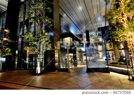 澀谷站周邊的高層寫字樓商業區 Solasta 的美麗夜景點亮 澀谷站周邊的高層寫字樓商業區 Solasta 的美麗夜景點亮 98737098