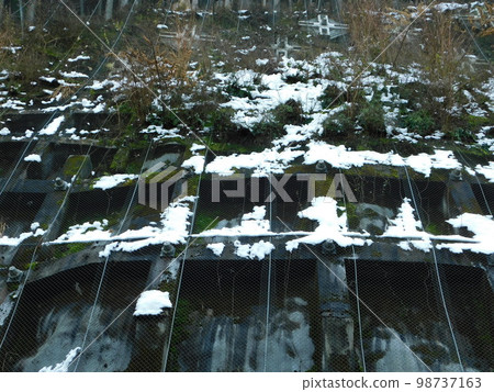 積雪堆積在防落石混凝土上 積雪堆積在防落石混凝土上 98737163