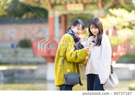 用智能手機拍紀念照的年輕女性 98737187