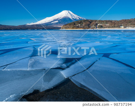 山中湖和富士山沿岸的流冰 98737194