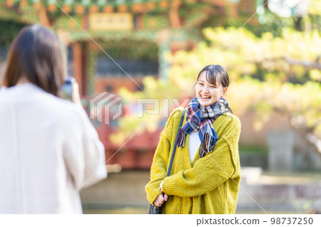 用智能手機拍紀念照的年輕女性 98737250