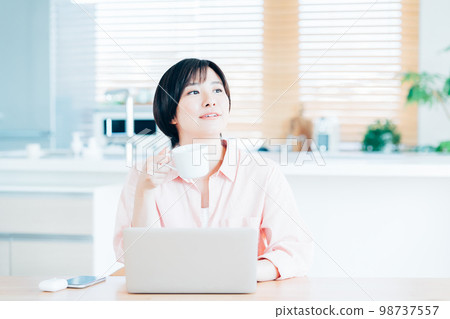 一位女士在遠程辦公期間休息。 98737557