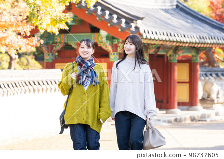 Girls' trip travel young woman Girls' trip travel young woman 98737605